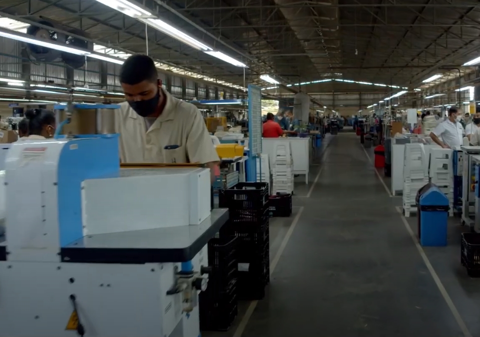 Linha de produção da fábrica de Conceição do Almeida jovem aprendiz conceição do almeida