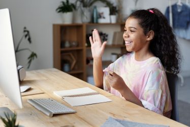 Criança praticando aula de ingles online