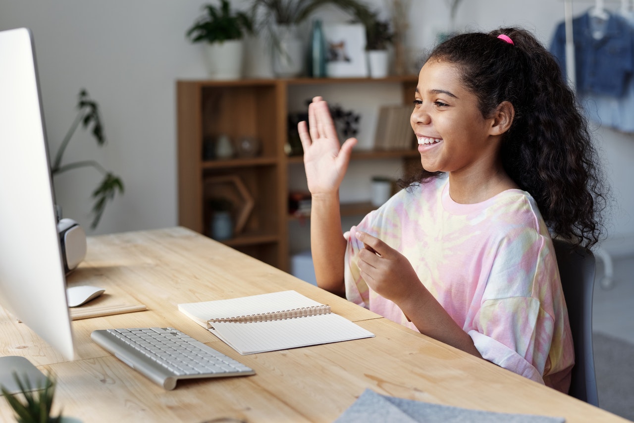 Criança praticando aula de ingles online Criança praticando aula de ingles online