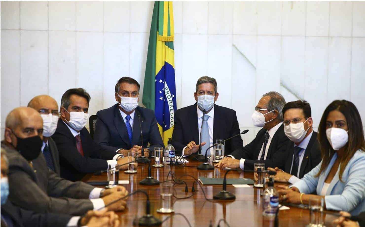 Bolsonaro entrega medida provisória do novo Bolsa Família
