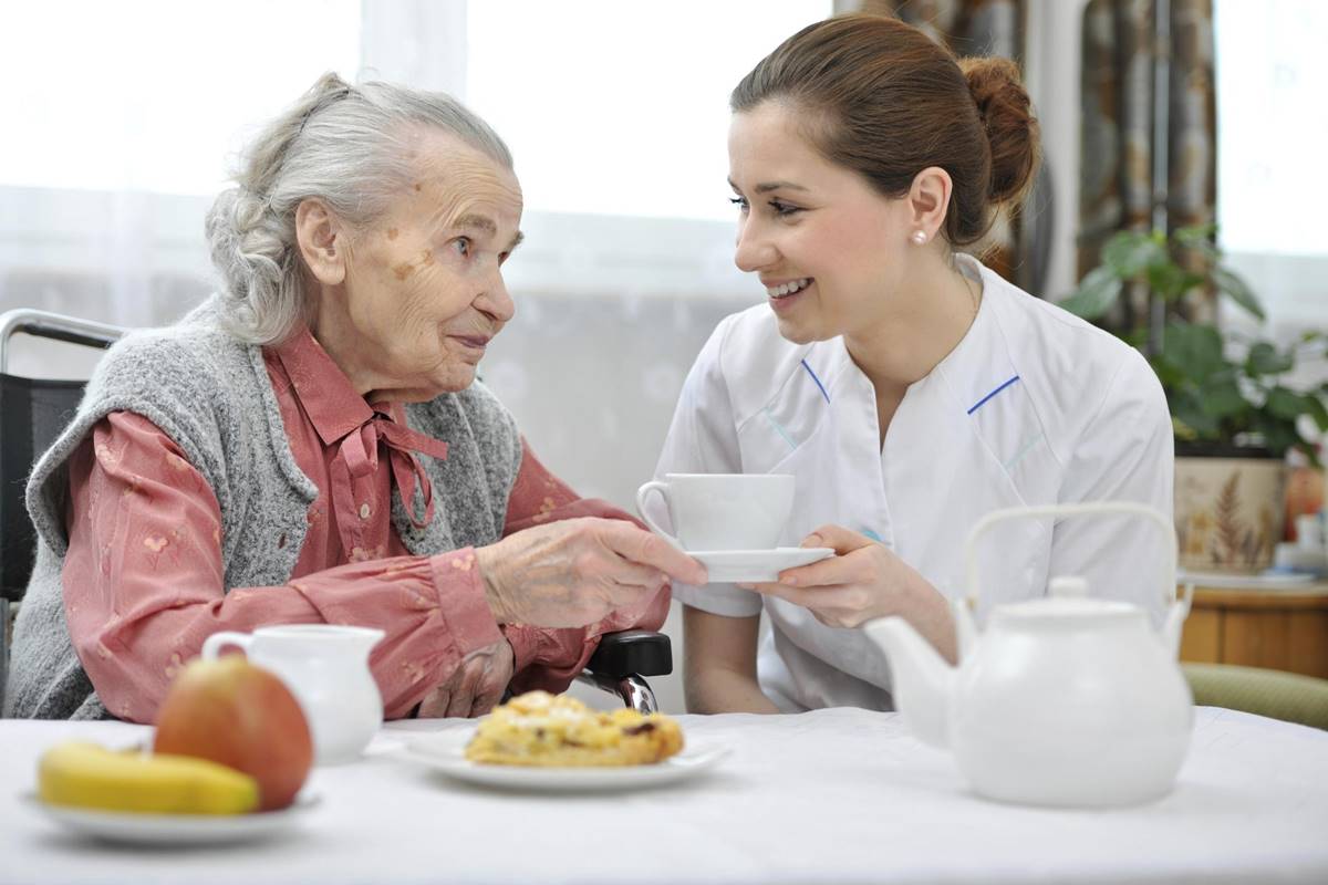 Cuidador de idosos: Veja como está o mercado de trabalho